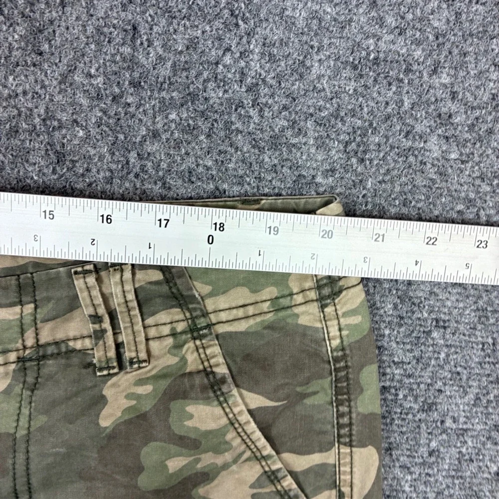 Old Navy Womens Size 16 W40 Green Camo Cargo Shorts Utility Multi Pocket Midrise